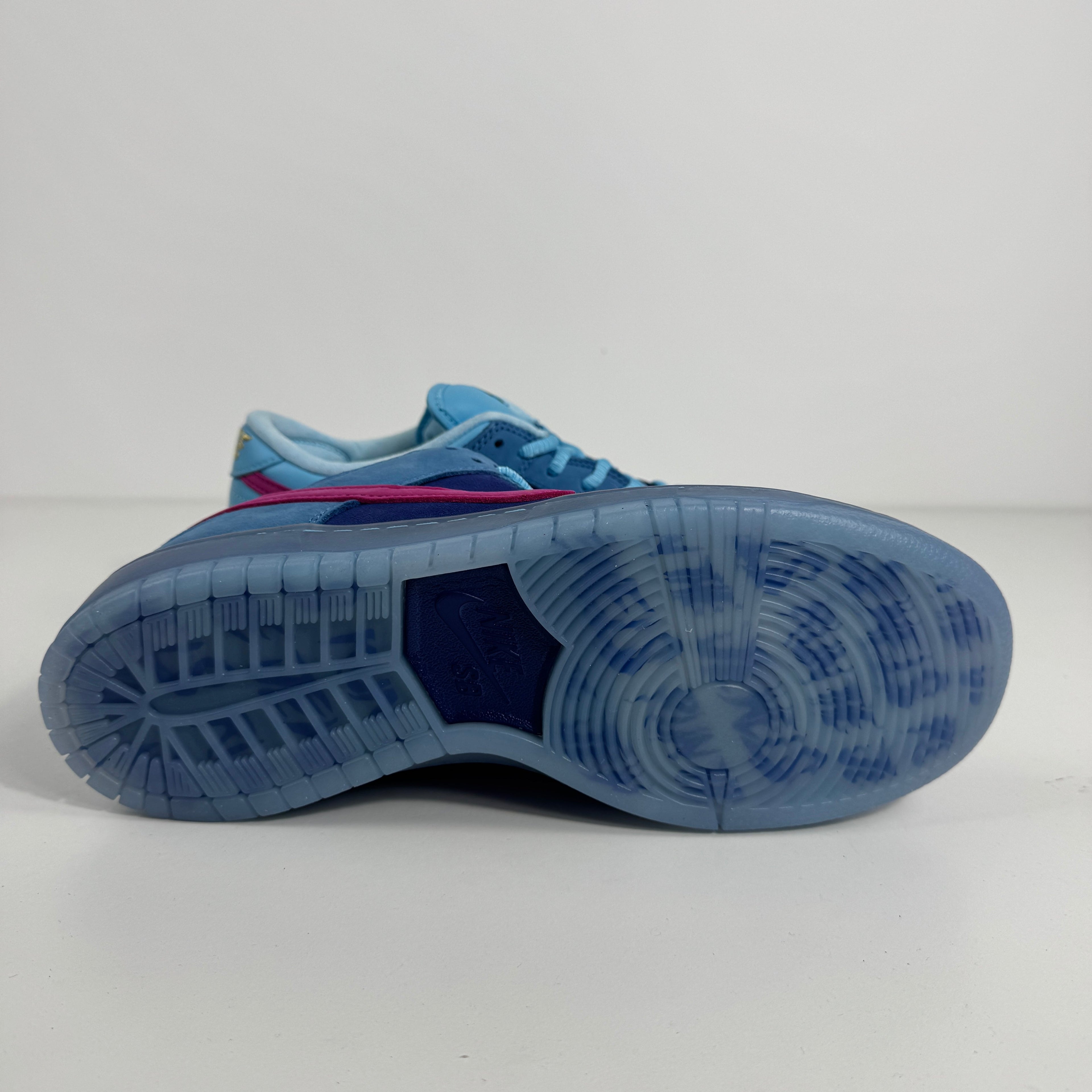 Nike SB Dunk Low Pro QS is a premium Quick Strike (QS) edition of the iconic SB Dunk, designed with exclusive materials,