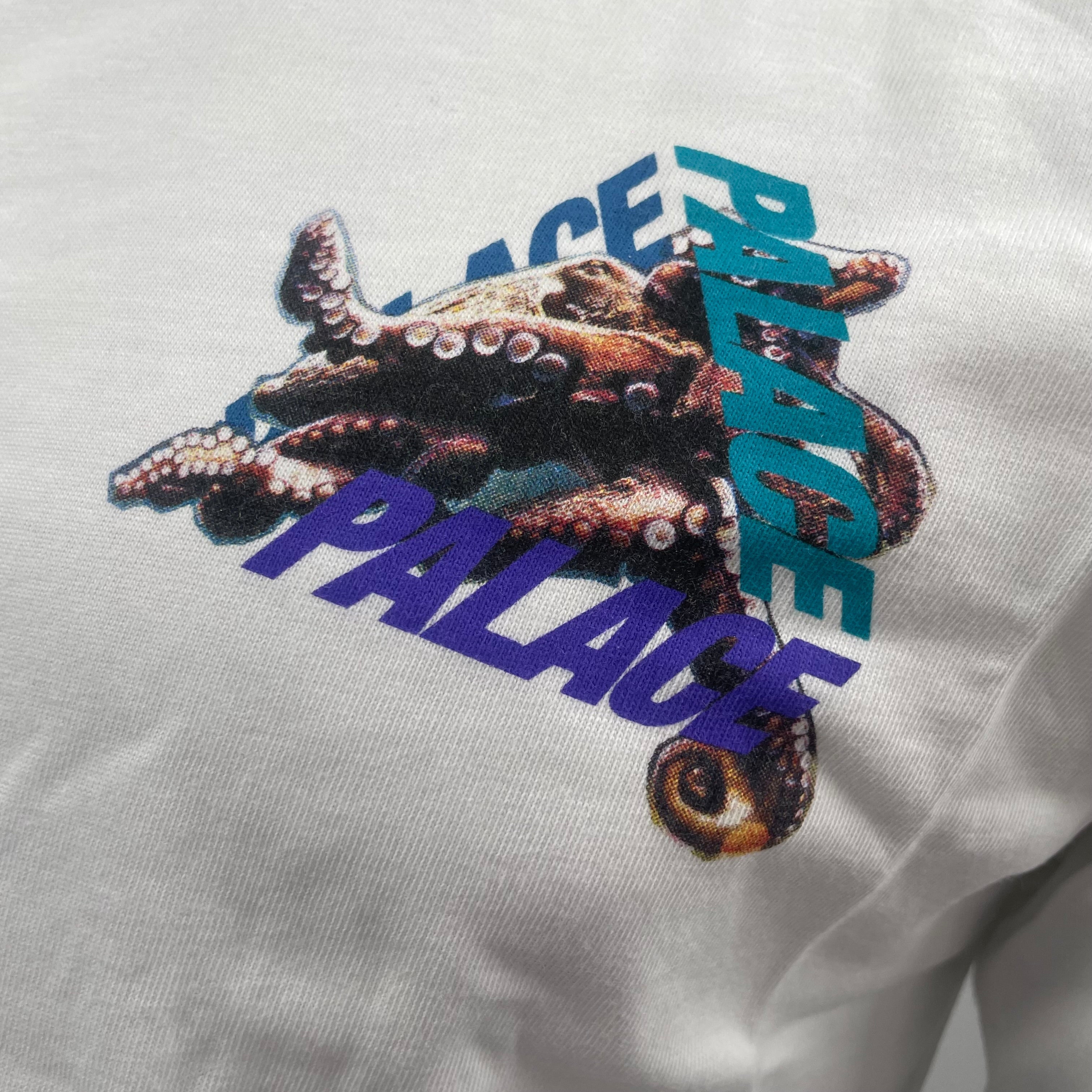 Palace Octo TEE White. Size small.