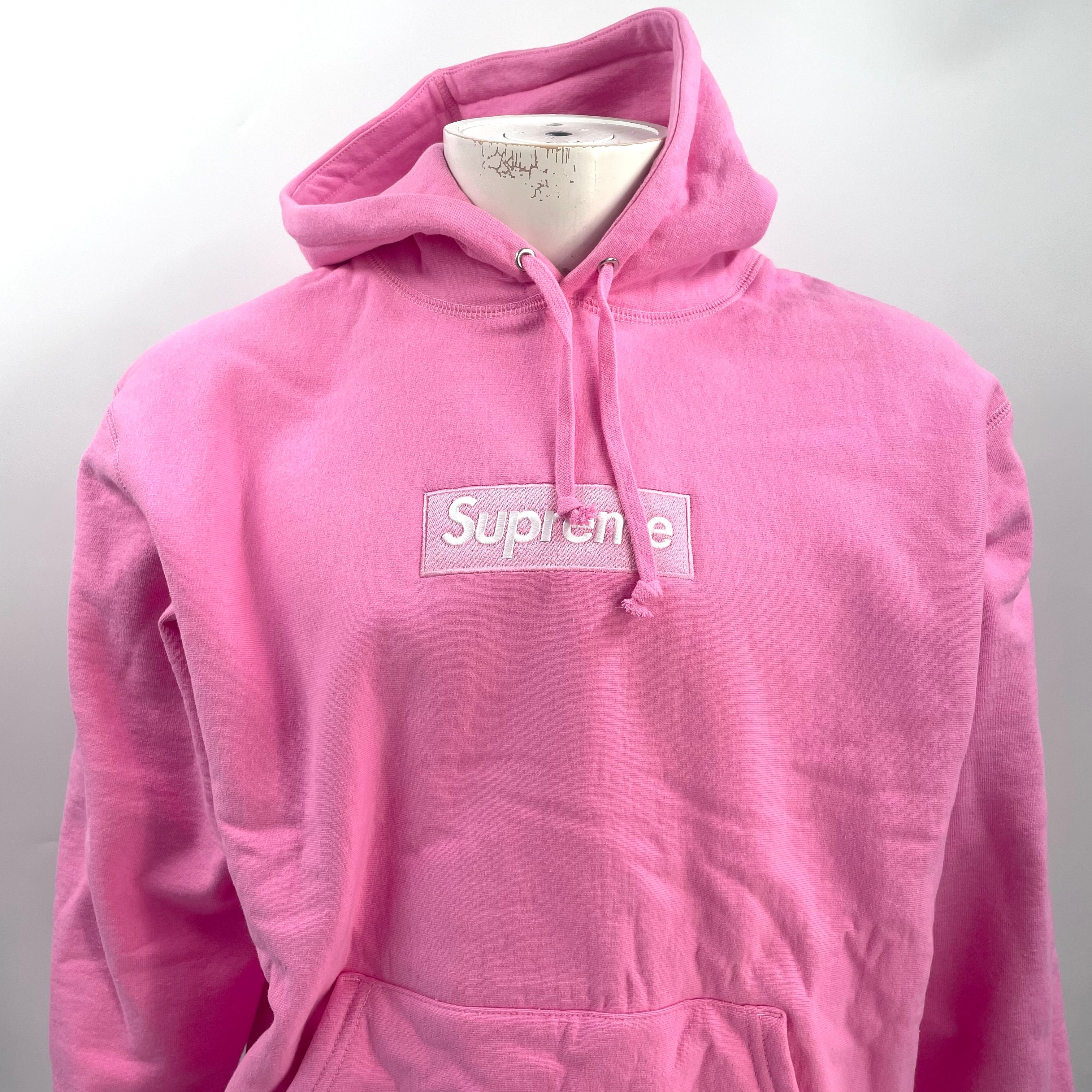 Plain SUPREME box logo hoodie in pink BNWT. Size medium.